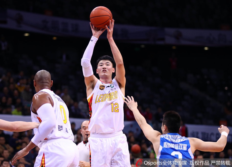 李慕豪高高跃起，在空中与对手发生身体对抗后，依然稳健地将球放入篮筐