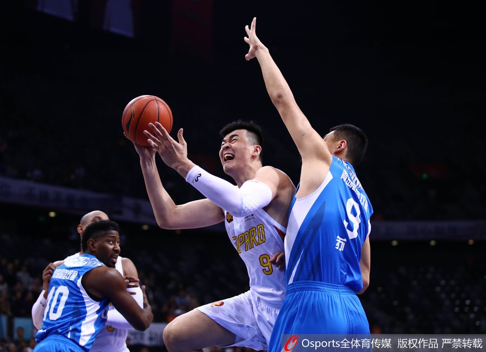 深圳外援萨林杰篮下强打，用强壮的身体卡住位置，单手完成暴扣，气势如虹