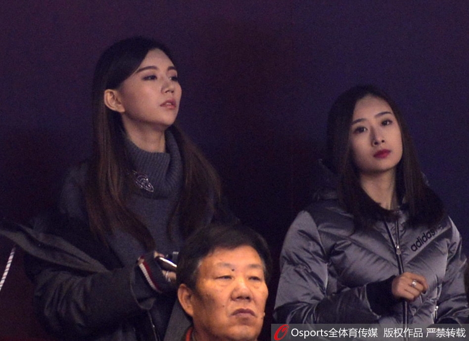 身着黑色时尚外套的丁彦雨航女友,眼神紧锁赛场方向,精致的脸庞上双眉微蹙,仿佛每一次攻防都牵动着她的心弦。