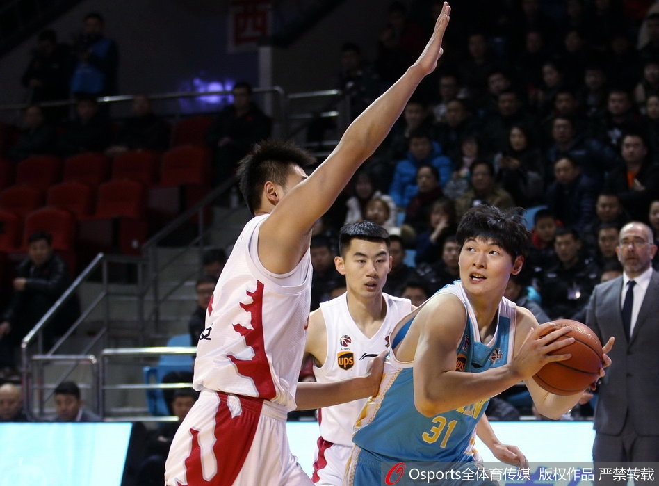 吉林外援兰德里在万军丛中强起摘板，肌肉碰撞的激情仿佛要溢出屏幕，二次进攻得分为东北虎苦苦支撑。