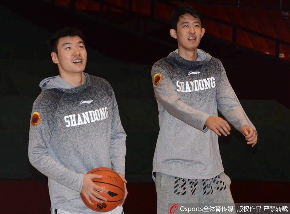 山东高速男篮的备战训练中，睢冉拄着拐杖站在场边，看着队友们进行战术跑位，他的身影在空旷的训练馆里显得孤独却又坚定。