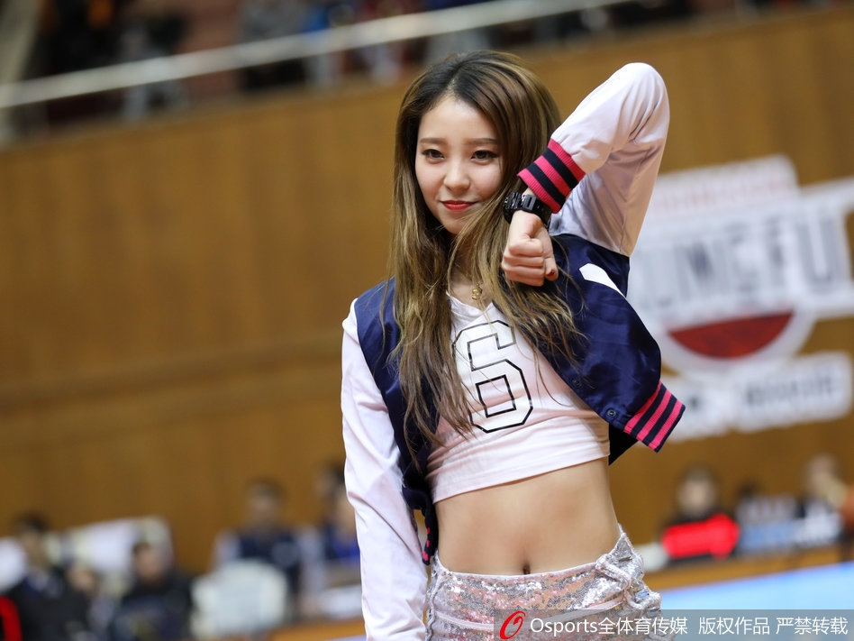 动感舞姿引爆全场 篮球宝贝们整齐划一的热舞瞬间，队员大腿外侧的纹身在灯光下格外清晰，与动感舞步共同构成充满力量感的画面