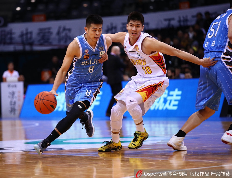 深圳外援萨林杰在两名北京球员头顶高高跃起，单手将球狠狠地砸进篮筐，内线统治力尽显无疑。