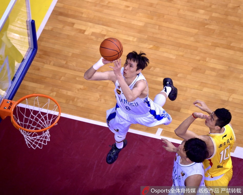 希克森在拉杜利察的长臂干扰下强行上篮，肌肉碰撞的声音仿佛穿透了图片，让人感受到内线搏杀的原始力量