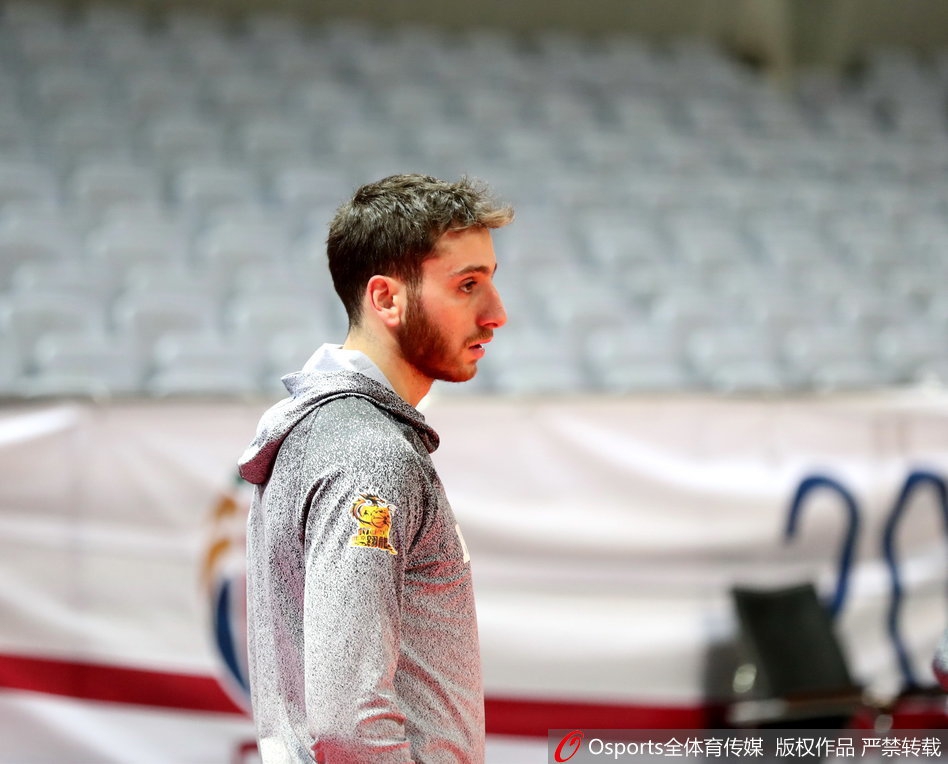 训练结束后,马布里席地而坐,与队友谈笑风生,夕阳透过窗户洒在他身上,勾勒出一幅宁静而温暖的告别画面。