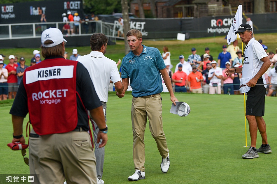 里奇-福勒身穿鲜艳橙色球衣，在球道上轻松行走，与观众挥手互动，充满亲和力。