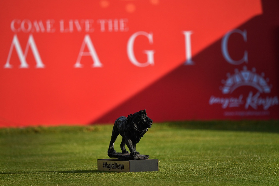 丹尼尔-范-通德屏气凝神，在发球台进行关键一杆的挥杆，阳光勾勒出他专注的侧影