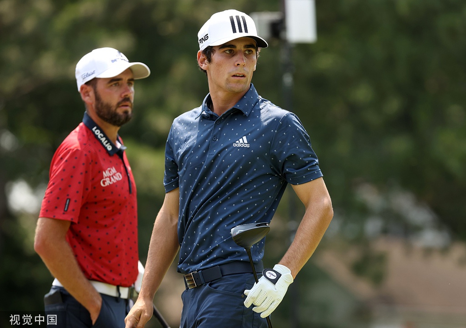 亚力克斯-诺伦在果岭边细心观察地形，手搭凉棚遮阳，展现职业选手的严谨与专注。