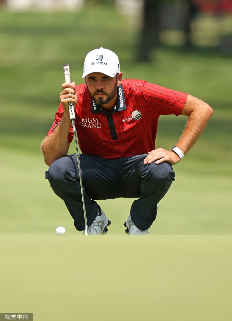 华金-涅曼年轻的面庞上写满决心，他在开球台蓄势待发，背景是广阔的天空与球场。