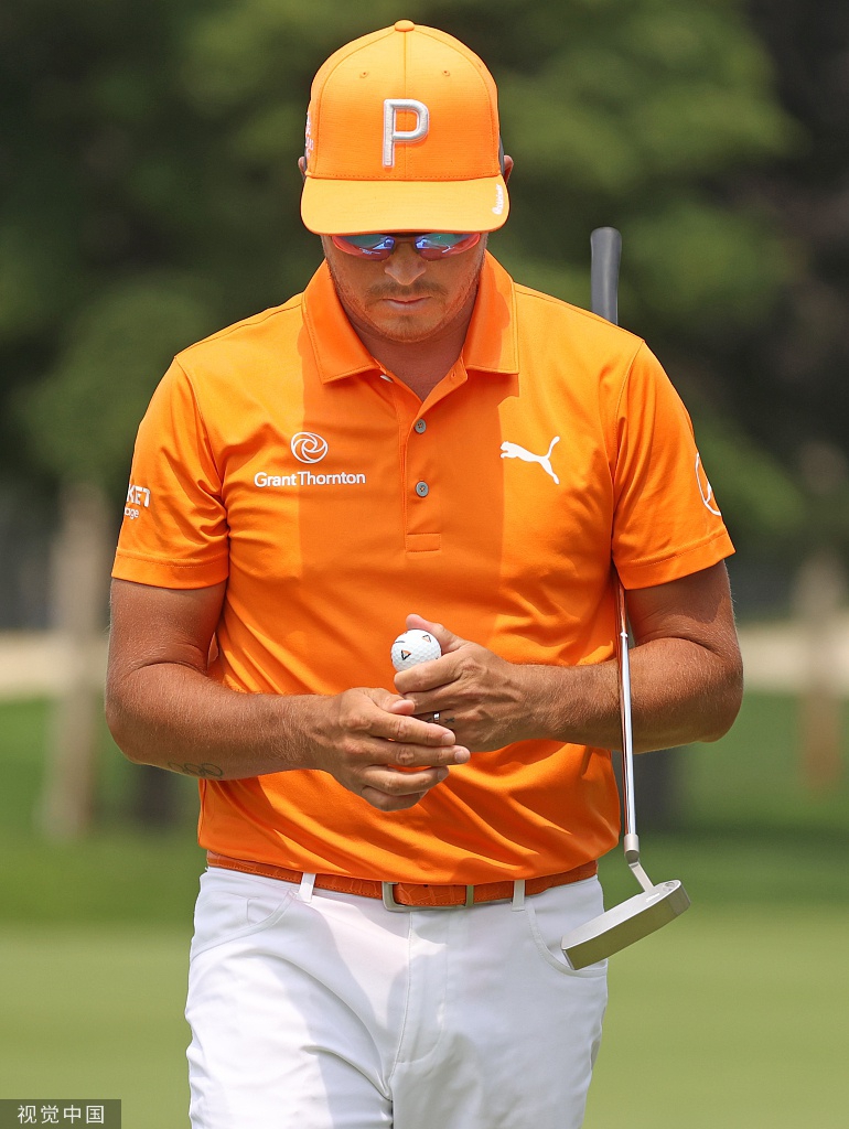 特洛伊-梅瑞特在沙坑中救球，沙粒飞扬，他全神贯注地调整姿势，力求一击完美。