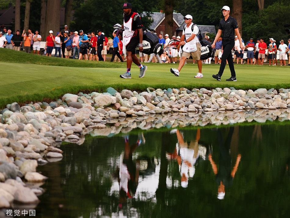 瑞奇-威尔斯基与对手握手致意，两人面带微笑，体现了高尔夫运动的绅士风度与竞技温情。