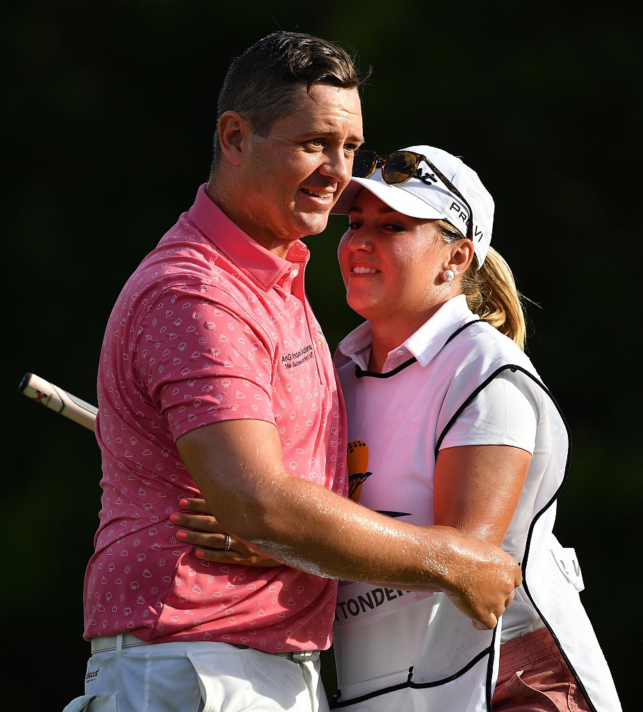 山姆-霍斯菲尔德完成一次完美挥杆，动作流畅而充满力量，目光紧随小白球飞向天际