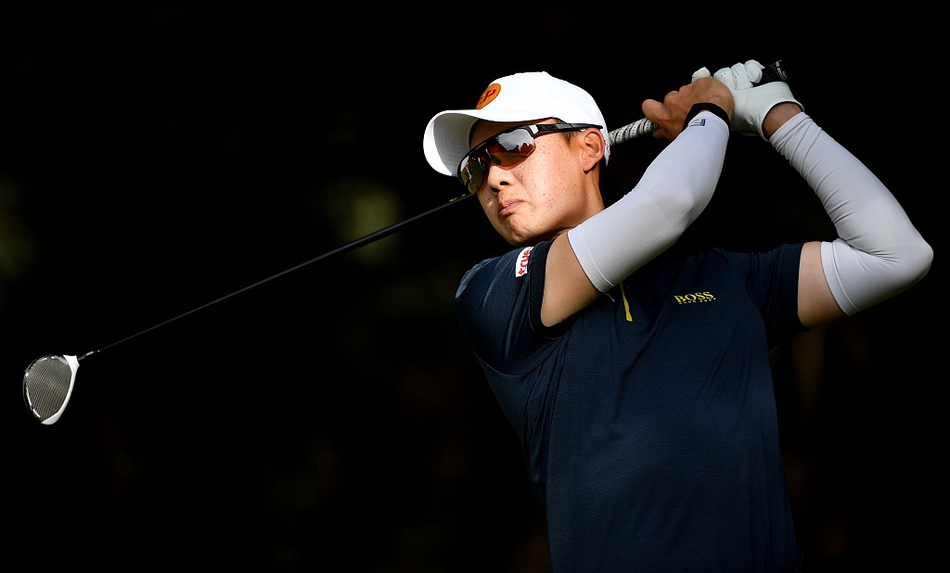 夕阳西下，金色的余晖洒满空旷的球场，为一天的激烈角逐画上宁静句号