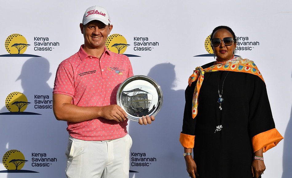 肯尼亚精英赛球场全景，绿意盎然的球道在蔚蓝天空下向远方延伸，充满生机