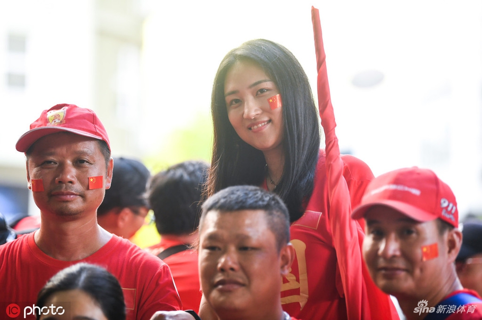 身着红色助威服的中国球迷汇聚成红色海洋,他们在马尔代夫国家体育场前挥舞国旗,脸上洋溢着兴奋与期待,为即将到来的国足首战呐喊助威。