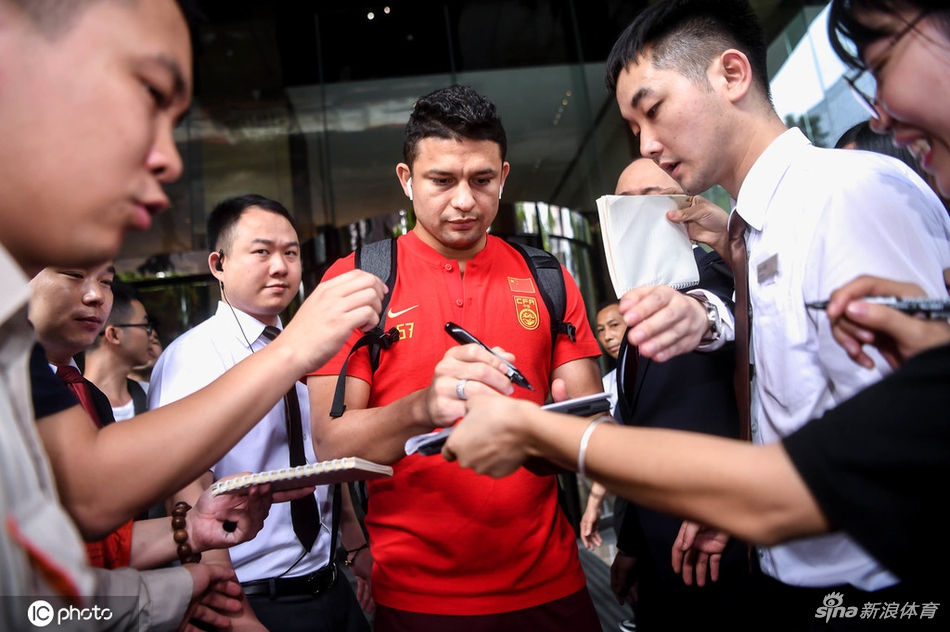 阿莫林称曼联已变强可复仇热刺，无缘欧冠因祸得福！回应C罗批评