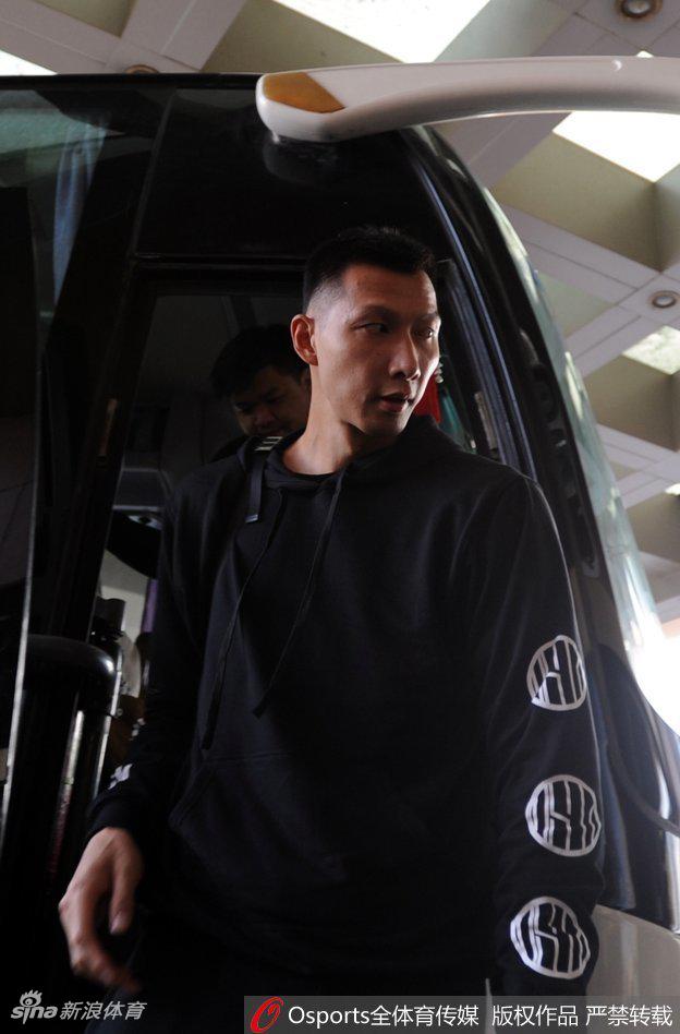 身兼数职的朱芳雨从大巴上从容走下，眉宇间透着一股久经沙场的霸气，仿佛一位运筹帷幄的将军，准备亲临前线杀敌。