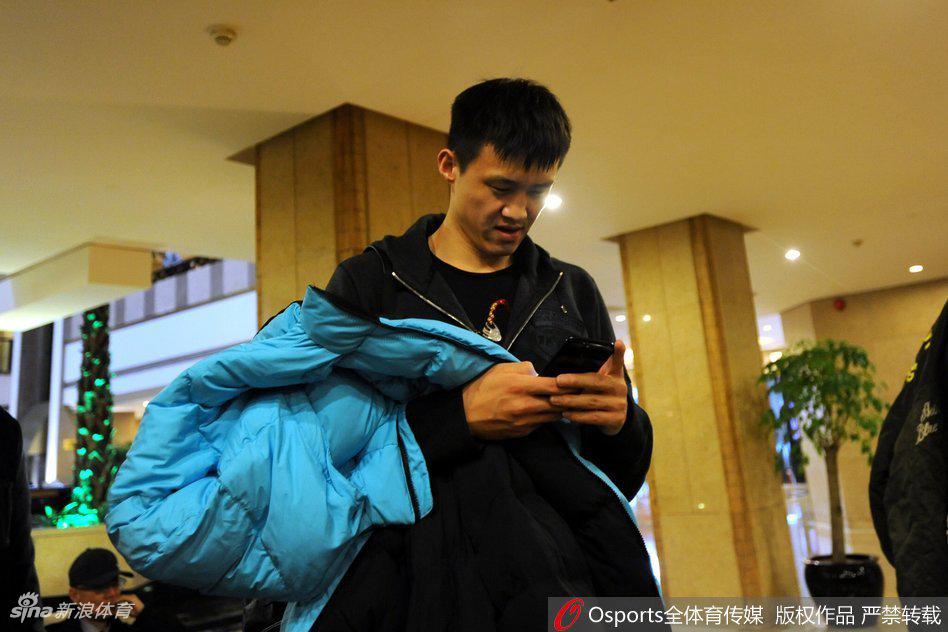 宏远众将士在乌鲁木齐机场集结，他们目光坚定，步履一致，这支王者之师正向着第十座总冠军奖杯发起强有力的冲击。