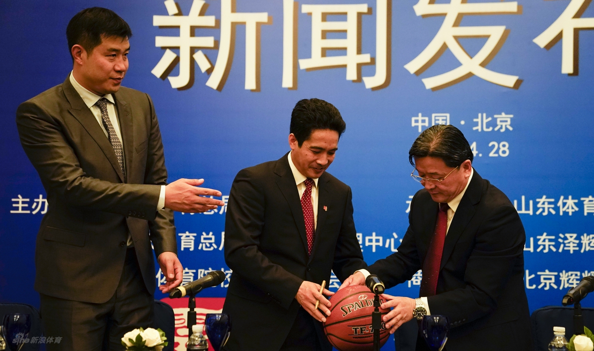 发布会特别设置了签名留念环节，一只崭新的篮球在嘉宾手中传递，大家纷纷在上面签下名字，寓意着众人拾柴火焰高，共同为联赛的美好未来送上祝福