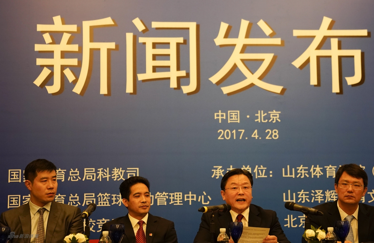 发布会结束后，与会嘉宾们在背景板前合影留念，他们脸上洋溢着自信的笑容，身后“激情、创新、奋进”的主题词格外醒目，预示着联赛将一往无前