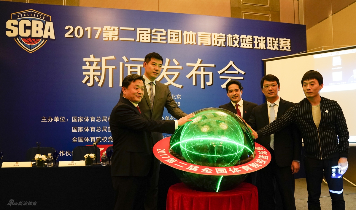 会场外摆放着联赛的巨幅宣传海报，一名工作人员恰好经过，与海报上奋力拼搏的运动员剪影形成动静结合的对比，无声地诉说着赛场内外的故事