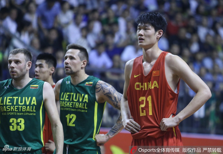 胡金秋在立陶宛多人包夹下艰难运球试图背打,他利用身体卡住位置,额头青筋暴起,展现了内线肉搏的激烈程度