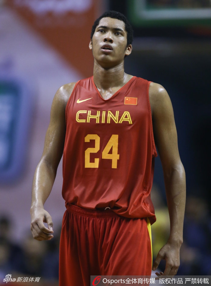 赵岩昊在三分线外果断出手,皮球离开指尖后划过一道弧线,他眼神紧紧跟随篮球,身后的计时器显示着比赛所剩无几的时间