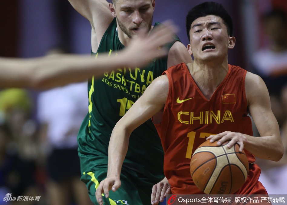 郭昊文持球强行突破,面对立陶宛防守球员的长臂封盖,他咬牙奋力跃起,表情专注而坚毅,展现出年轻球员的冲劲