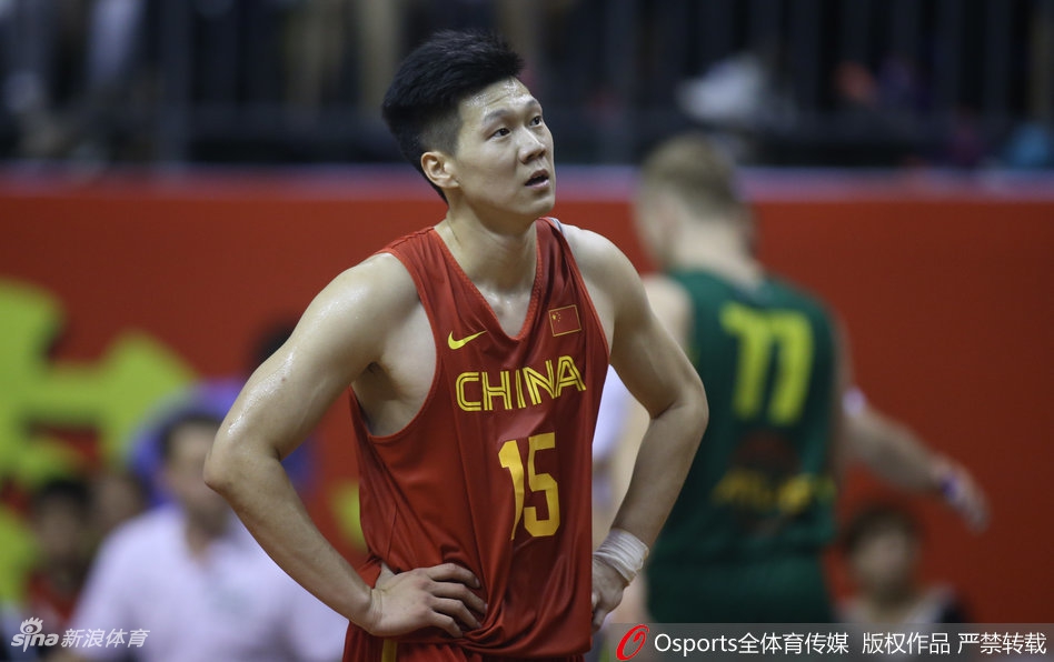 范斌指导在场边神色严峻地大声呼喊,试图通过手势重新部署战术,眼神中透露出对场上局势的焦急与期待