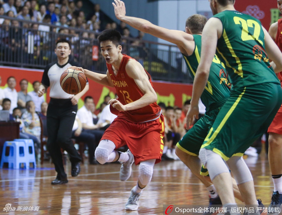 混血中锋丘天在篮下卡位要球,他张开双臂牢牢占据有利位置,身后的立陶宛球员奋力顶防,肌肉碰撞的张力十足