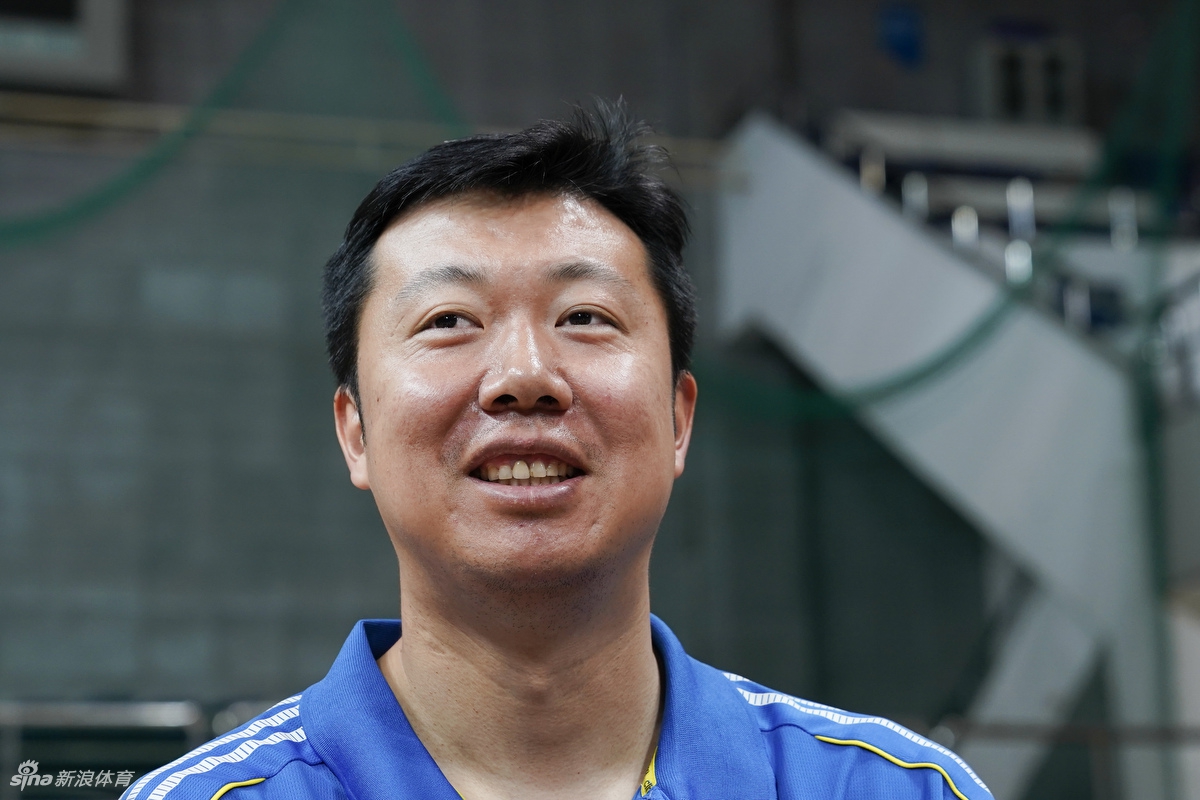 大郅面带微笑耐心解答小球员的提问,眼神中满是过来人的温和与鼓励