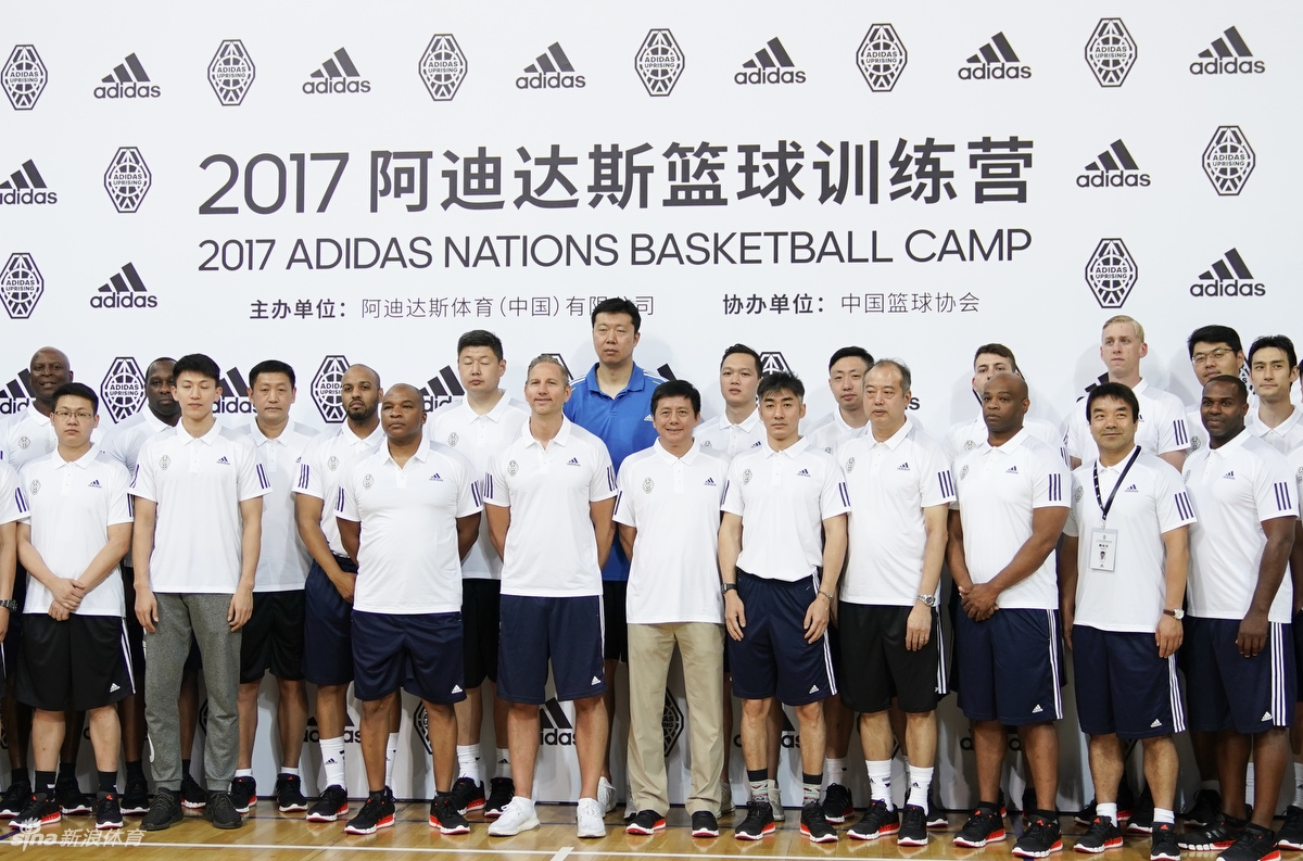 训练营全景图,巨大的球场内,身穿各色球衣的少年们正在奔跑,篮球梦想在此刻起航