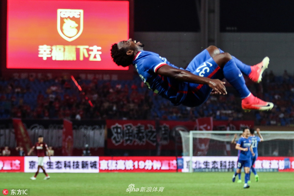 真大腿！鮑威爾半場10中5拿下15分2板1助1斷 次節10分