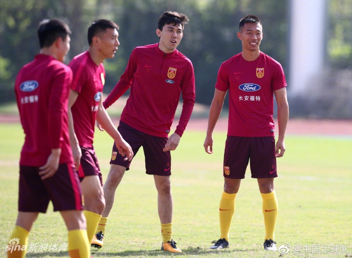 深圳西乡的阳光下，国足新星刘奕鸣在训练间隙擦去汗水，眼神坚定，身后的队友正在为东亚杯进行激烈对抗。