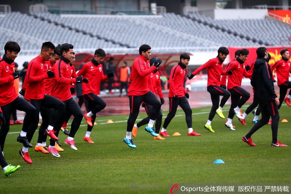 尽管天气寒冷,上港队长胡尔克在进行热身训练时表情严肃认真,标志性的强壮大腿肌肉线条在紧身衣下清晰可见,展现了顶级的身体素质和职业态度。