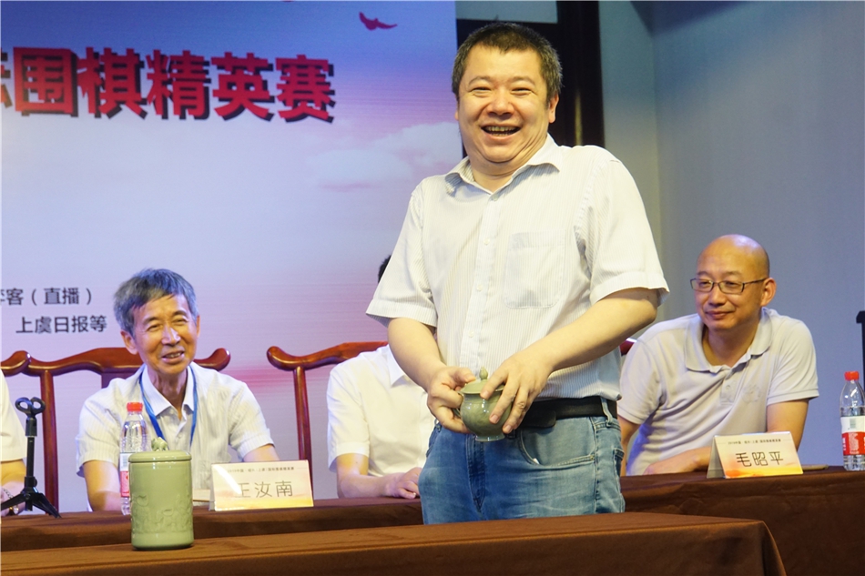 罗洗河开怀大笑