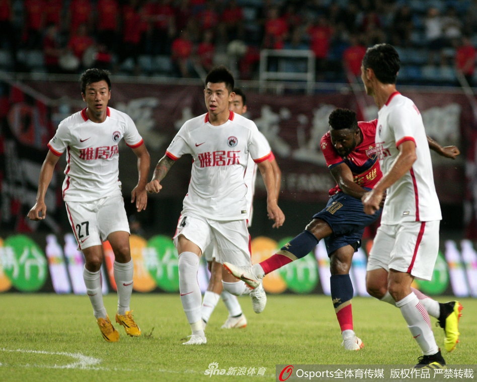 绿茵场上，武汉卓尔队拉斐尔在完成绝杀后张开双臂激情奔跑，身后是如海浪般翻涌的欢呼人群，整个体育场都沉浸在这疯狂的一刻。