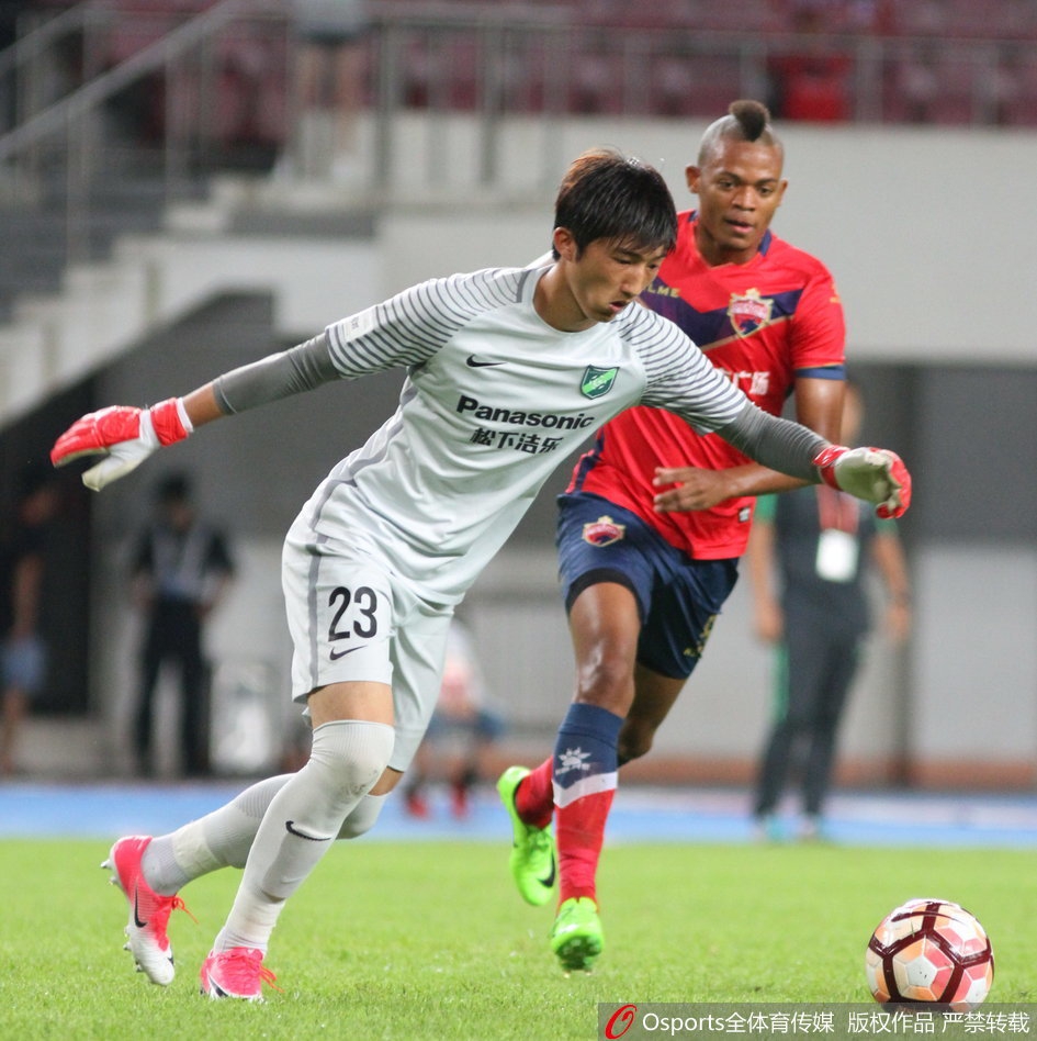 绿城门神邹德海虽然在此役高接低挡，却难以抵挡深足攻击群的轮番轰炸，门前尽显落寞与无奈。