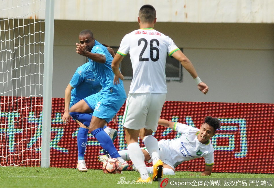 绿茵场上风云突变，双方球员在激烈拼抢中腾空而起，汗水挥洒如雨，瞬间的攻防转换定格了中甲联赛的紧张与激情。