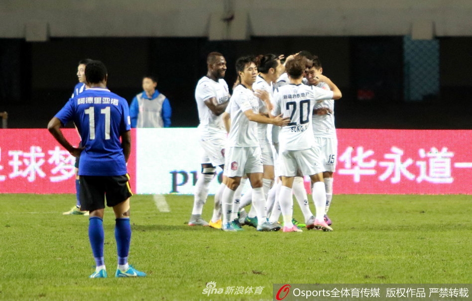 石家庄永昌队外援阿德里亚诺在裕彤体育中心燃起的硝烟中，轰出一记惊天世界波，皮球划过一道诡异的弧线直挂死角，瞬间点燃了全场两万多名球迷的激情。