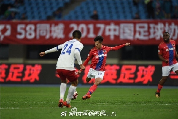 北京奥体中心秋雨纷飞，北控队陈浩玮张开双臂肆意庆祝这粒惊天远射，队友们纷纷冲向他，看台上球迷挥舞着围巾，欢呼声似乎要冲破雨幕。