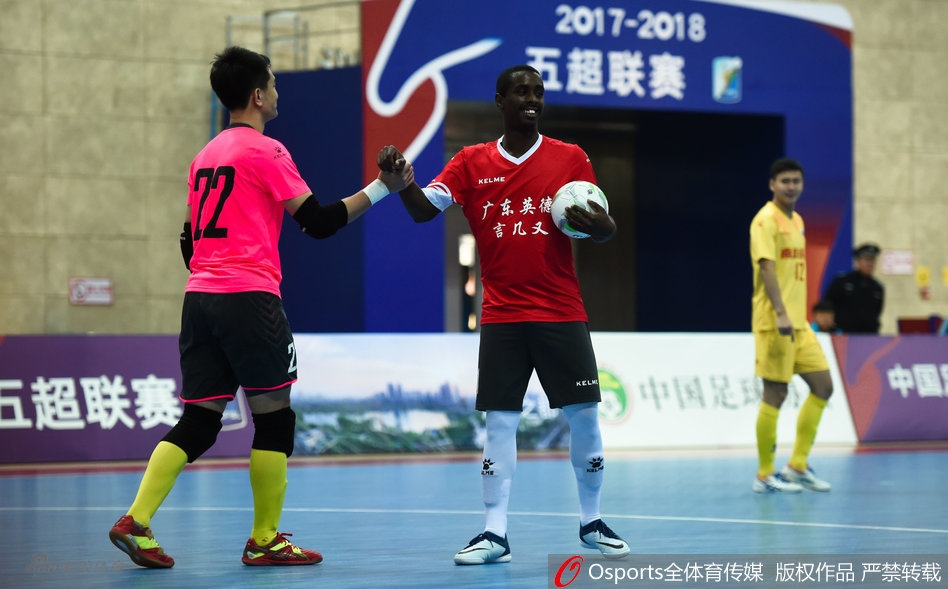 深圳南岭铁狼队球员在比赛中如猎豹般敏捷突破,面对广东英德言几又队的多人包夹防守,依然冷静送出一记致命的传球,瞬间点燃了现场客队球迷的激情。