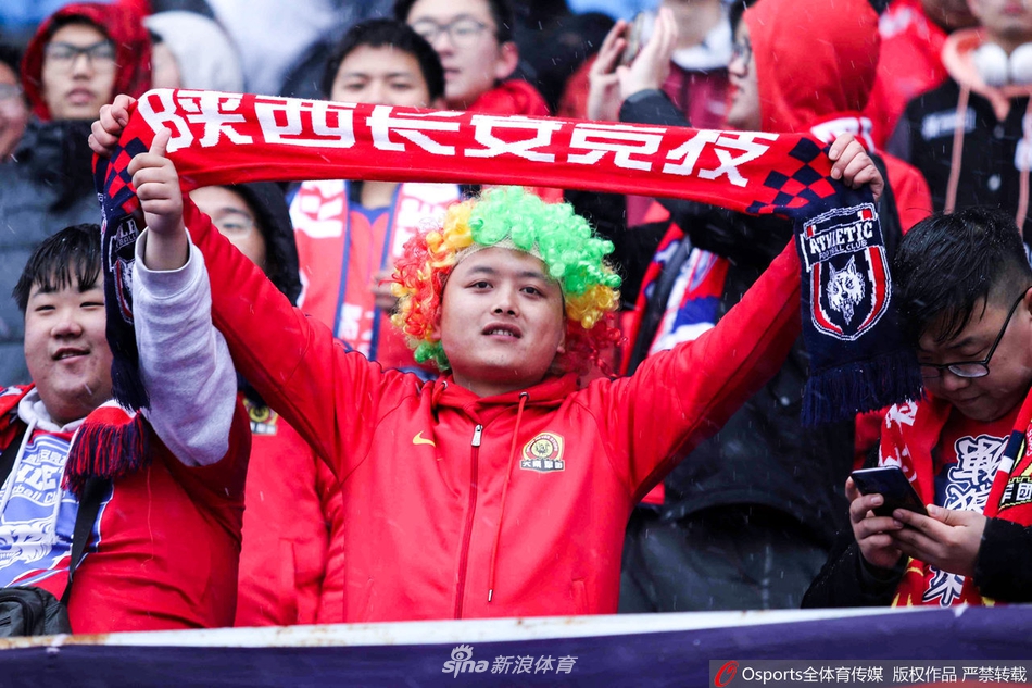 陕西队锋线尖刀奥斯卡在辽宁主场如脱缰野马，以一己之力撕碎防线，完成帽子戏法后激情怒吼