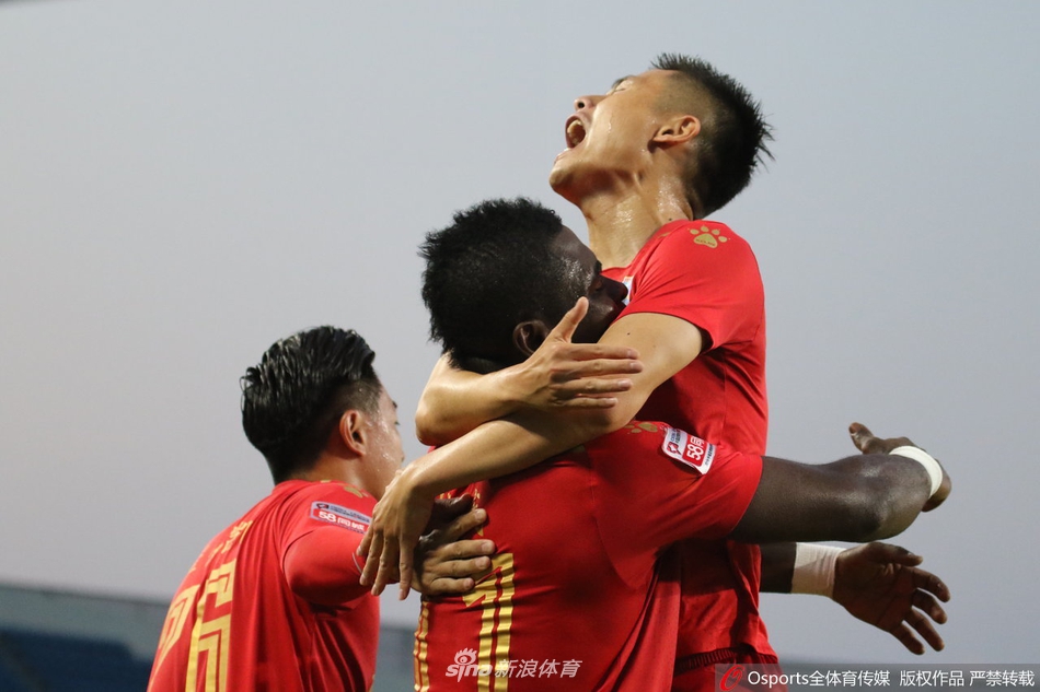 北体大球员在激烈拼抢中高高跃起争顶头球，对方防守球员贴身紧逼，瞬间的角力展现了中甲赛场激烈的空中对抗。