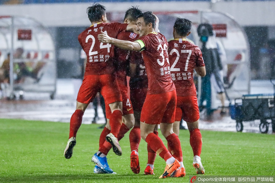 绿茵场上风云际会，球员们在滂沱大雨中忘情庆祝，水花四溅间映衬着胜利的狂喜与看台上球迷挥舞的旗帜，构成了本轮最动人心魄的画面。