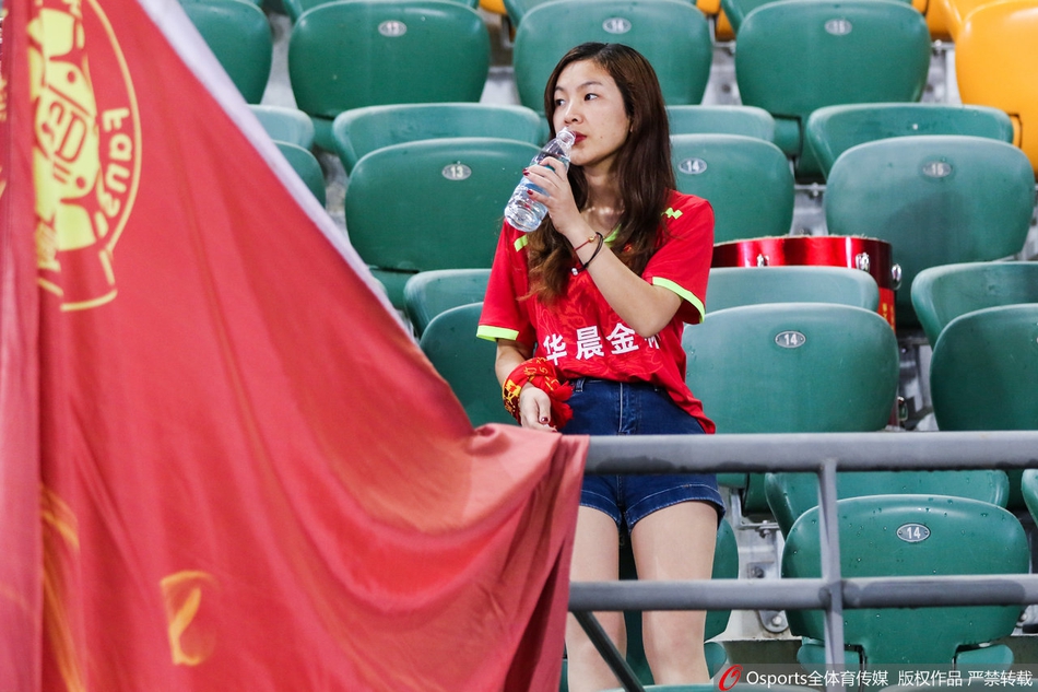 金州体育场炙热的阳光下，大连鲲城队球员在漫天呐喊声中飞身铲断，草屑飞扬间将对手的必进球破坏，看台上蓝色浪潮翻涌如海。