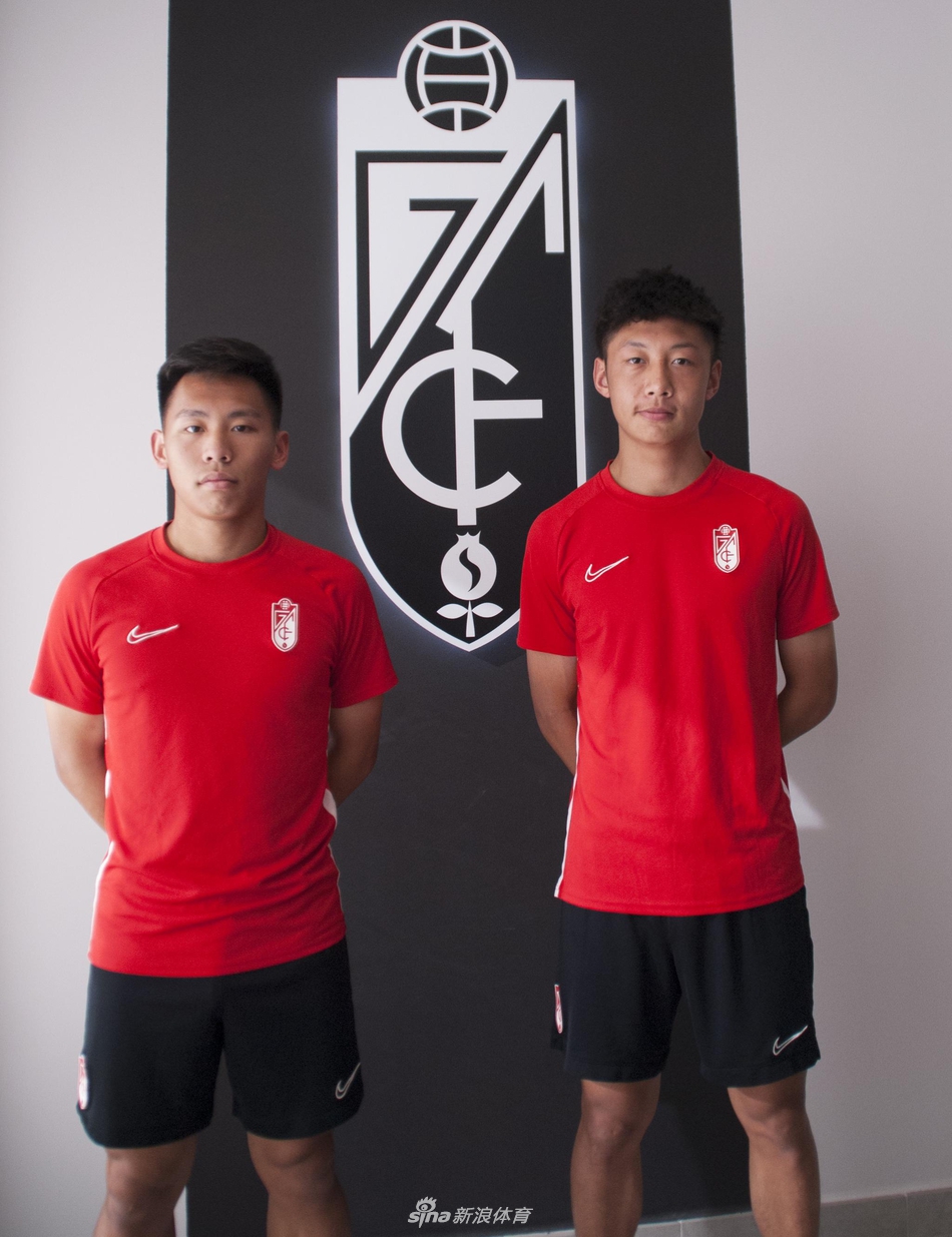 周俊辰与徐皓阳身披格拉纳达战袍,在异国训练场上眼神坚定,青春的汗水即将洒满伊比利亚半岛的训练场。