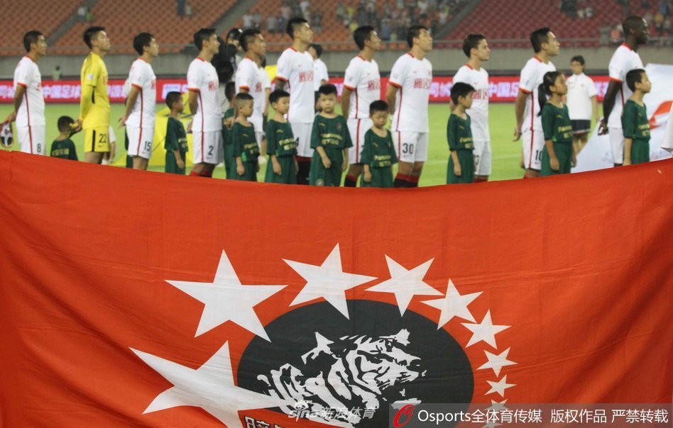 在关键对决中，一名球员高高跃起，犹如空中雄鹰，用一记势不可挡的头槌将球砸向球门死角，对方门将只能望球兴叹，这一瞬间的力量与美感被永久定格。