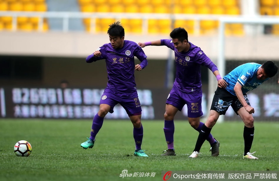 武汉卓尔锋煞拉斐尔张开双臂激情嘶吼，与队友忘情庆祝他在本轮比赛中的关键进球，那一刻他仿佛承载了整个球队冲超的希望