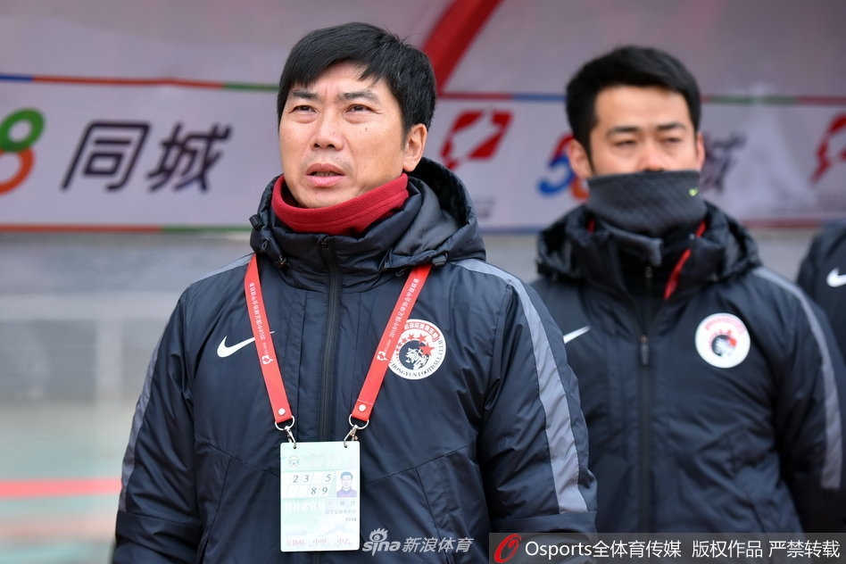 绿城锋霸迪诺在对手严密防守下依然完成霸气射门，点燃黄龙体育场激情